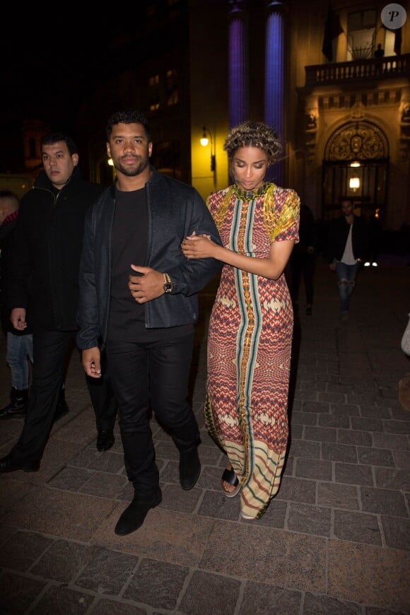 Ciara et son compagnon Russell Wilson quittent la Bourse de commerce à l'issue du défilé H&M Studio. Paris, le 2 mars 2016.