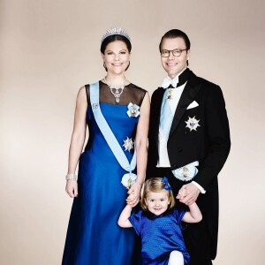 La princesse Victoria de Suède, le prince Daniel et la princesse Estelle, portrait officiel par Anna-Lena Ahlström. La princesse Victoria a accouché le 2 mars 2016 à 20h28 de son second enfant, un garçon.