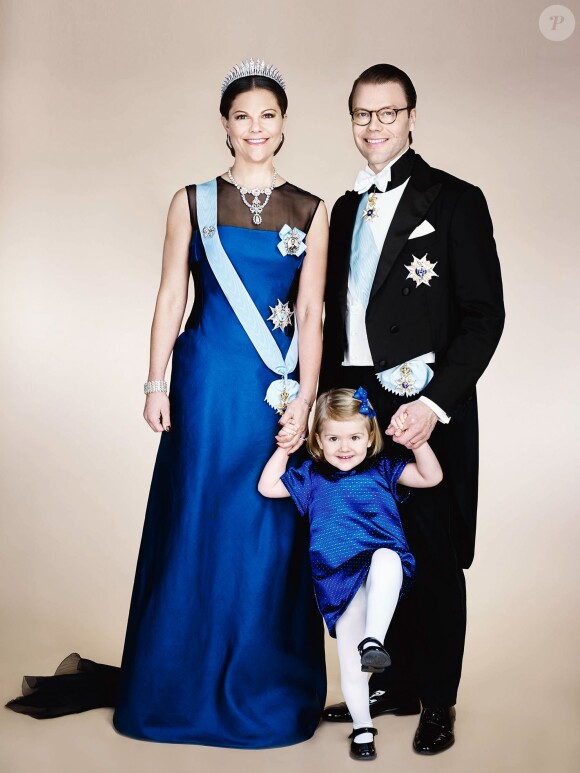 La princesse Victoria de Suède, le prince Daniel et la princesse Estelle, portrait officiel par Anna-Lena Ahlström. La princesse Victoria a accouché le 2 mars 2016 à 20h28 de son second enfant, un garçon.