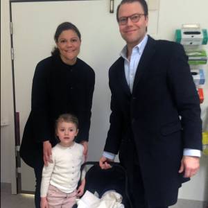 La princesse Victoria de Suède a quitté le 3 mars 2016 la maternité de l'hôpital Karolinska avec le prince Daniel, la princesse Estelle et le petit garçon dont elle a accouché le 2 mars à 20h28.