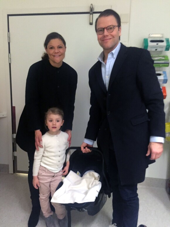 La princesse Victoria de Suède a quitté le 3 mars 2016 la maternité de l'hôpital Karolinska avec le prince Daniel, la princesse Estelle et le petit garçon dont elle a accouché le 2 mars à 20h28.