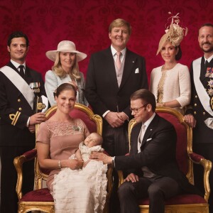 Le prince Carl Philip de Suède, Anna Westling Söderström, Willem-Alexander des Pays-Bas, Mary de Danemark, Haakon de Norvège réunis autour de la princesse Victoria et du prince Daniel lors du baptême de la princesse Estelle de Suède le 12 mai 2012 à Stockholm.