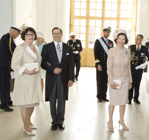 Ewa et Olle Westling, parents du prince Daniel, et la reine Silvia de Suède le 22 mai 2012 à la chapelle royale du palais à Stockholm lors du baptême de la princesse Estelle.