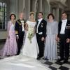 La princesse héritière Victoria de Suède et le prince Daniel posent à l'église avec leurs parents la reine Silvia, le roi Carl XVI Gustaf, Ewa et Olle Westling lors de leur mariage le 19 juin 2010. Le couple princier a eu le 2 mars 2016 son deuxième enfant, un fils.