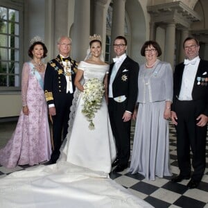 La princesse héritière Victoria de Suède et le prince Daniel posent à l'église avec leurs parents la reine Silvia, le roi Carl XVI Gustaf, Ewa et Olle Westling lors de leur mariage le 19 juin 2010. Le couple princier a eu le 2 mars 2016 son deuxième enfant, un fils.