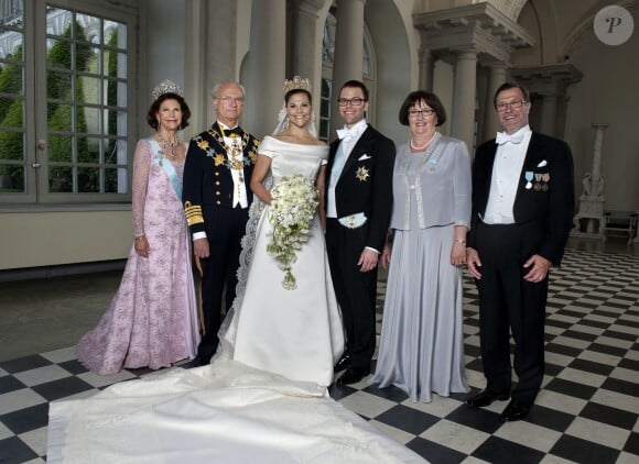La princesse héritière Victoria de Suède et le prince Daniel posent à l'église avec leurs parents la reine Silvia, le roi Carl XVI Gustaf, Ewa et Olle Westling lors de leur mariage le 19 juin 2010. Le couple princier a eu le 2 mars 2016 son deuxième enfant, un fils.