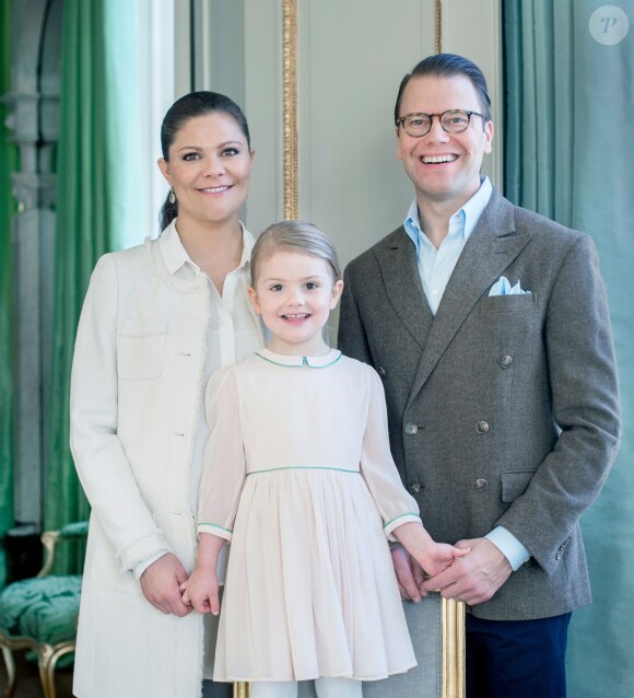 La princesse Victoria de Suède avec le prince Daniel et la princesse Estelle à l'occasion du 4e anniversaire de cette dernière, le 23 février 2016, photographiés au palais Haga. Dix jours plus tard, Victoria accouchait le 2 mars d'un fils.