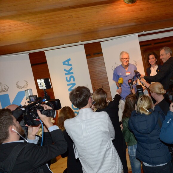 Le prince Daniel de Suède annonce la naissance de leur bébé lors d'une conférence de presse à l'hôpital Karolinska à Stockholm. La princesse Victoria de Suède a accouché d'un petit garçon, dans la journée du 2 mars 2016. Il pèse 3,655 kg et mesure 52 cm.  Stockholm 2016-03-02 Crown Princess Victoria and Prince Daniel have had a son On Wednesday March 2 at 08.28 pm, Crown Princess Victoria gave birth to a son at Karolinska hospital in Stockholm. Weight: 3655 gram Length: 52 cm Both mother and child are in good health. Prince Daniel was present at the hospital throughout the birth. Prince Daniel also met with media at the hospital and told around 30 journalists and photographers about the great news and their happiness.02/03/2016 - Stockholm