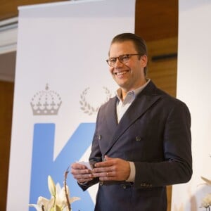 Le prince Daniel de Suède annonce la naissance de leur bébé lors d'une conférence de presse à l'hôpital Karolinska à Stockholm. La princesse Victoria de Suède a accouché d'un petit garçon, dans la journée du 2 mars 2016. Il pèse 3,655 kg et mesure 52 cm.  Stockholm 2016-03-02 Crown Princess Victoria and Prince Daniel have had a son On Wednesday March 2 at 08.28 pm, Crown Princess Victoria gave birth to a son at Karolinska hospital in Stockholm. Weight: 3655 gram Length: 52 cm Both mother and child are in good health. Prince Daniel was present at the hospital throughout the birth. Prince Daniel also met with media at the hospital and told around 30 journalists and photographers about the great news and their happiness.02/03/2016 - Stockholm