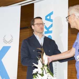 Le prince Daniel de Suède annonce la naissance de leur bébé lors d'une conférence de presse à l'hôpital Karolinska à Stockholm. La princesse Victoria de Suède a accouché d'un petit garçon, dans la journée du 2 mars 2016. Il pèse 3,655 kg et mesure 52 cm.  Stockholm 2016-03-02 Crown Princess Victoria and Prince Daniel have had a son On Wednesday March 2 at 08.28 pm, Crown Princess Victoria gave birth to a son at Karolinska hospital in Stockholm. Weight: 3655 gram Length: 52 cm Both mother and child are in good health. Prince Daniel was present at the hospital throughout the birth. Prince Daniel also met with media at the hospital and told around 30 journalists and photographers about the great news and their happiness.02/03/2016 - Stockholm