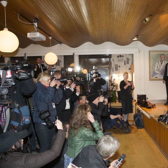 Le prince Daniel de Suède annonce la naissance de leur bébé lors d'une conférence de presse à l'hôpital Karolinska à Stockholm. La princesse Victoria de Suède a accouché d'un petit garçon, dans la journée du 2 mars 2016. Il pèse 3,655 kg et mesure 52 cm.  Stockholm 2016-03-02 Crown Princess Victoria and Prince Daniel have had a son On Wednesday March 2 at 08.28 pm, Crown Princess Victoria gave birth to a son at Karolinska hospital in Stockholm. Weight: 3655 gram Length: 52 cm Both mother and child are in good health. Prince Daniel was present at the hospital throughout the birth. Prince Daniel also met with media at the hospital and told around 30 journalists and photographers about the great news and their happiness.02/03/2016 - Stockholm