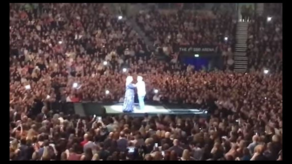Adele aide une femme à faire sa demande en mariage en concert à Belfast
