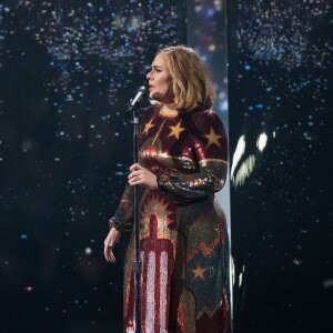 La chanteuse Adele sur la scène de l'O2 Arena lors de la cérémonie des BRIT Awards 2016 à Londres, le 24 février 2016.