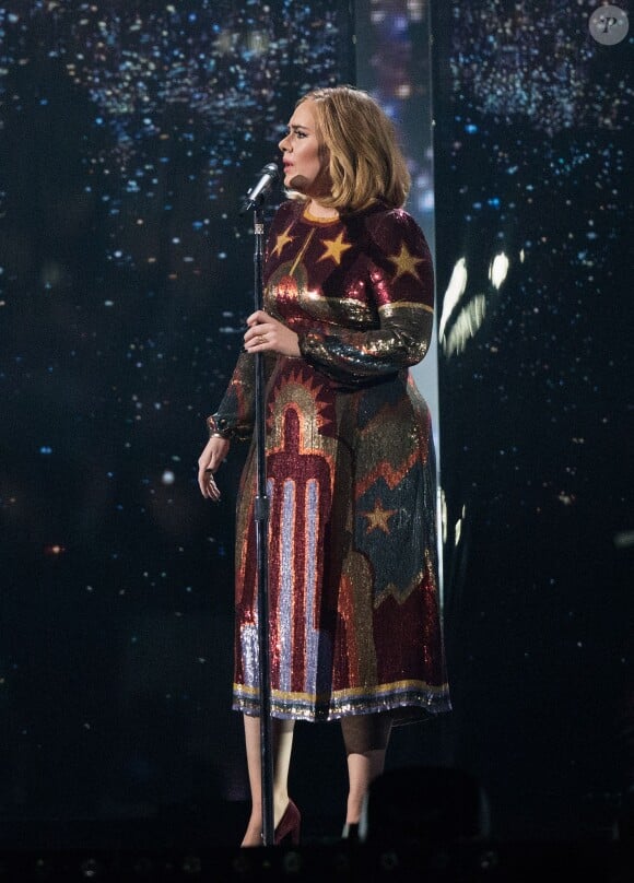 La chanteuse Adele sur la scène de l'O2 Arena lors de la cérémonie des BRIT Awards 2016 à Londres, le 24 février 2016.