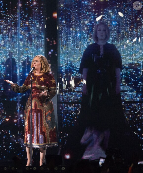 La star Adele sur la scène de l'O2 Arena lors de la cérémonie des BRIT Awards 2016 à Londres, le 24 février 2016.