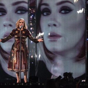 Adele sur la scène de l'O2 Arena lors de la cérémonie des BRIT Awards 2016 à Londres, le 24 février 2016.