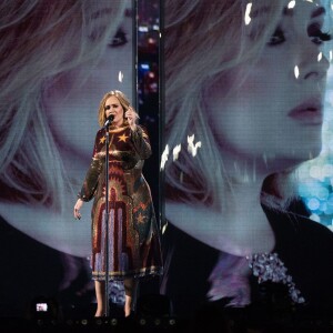 Adele sur la scène de l'O2 Arena lors de la cérémonie des BRIT Awards 2016 à Londres, le 24 février 2016.