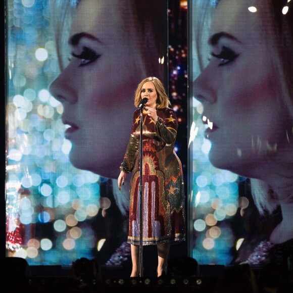 Adele sur la scène de l'O2 Arena lors de la cérémonie des BRIT Awards 2016 à Londres, le 24 février 2016.