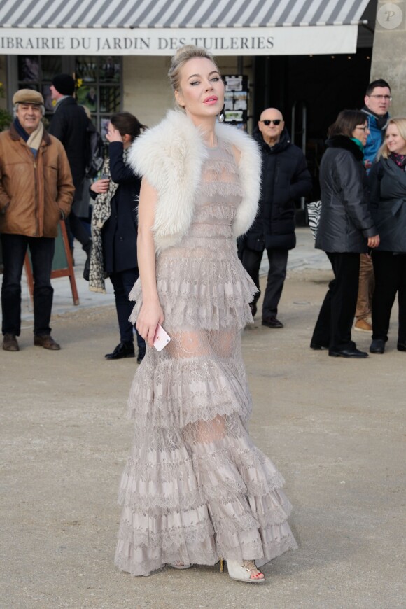 La créatrice Ulyana Sergeenko arrive au Jardin des Tuileries pour assister au défilé Elie Saab. Paris, le 5 mars 2016.