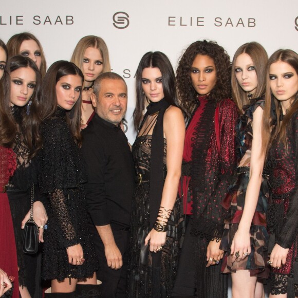 Elie Saab et les mannequins de son défilé prêt-à-porter Automne-Hiver 2016/2017 à Paris le 5 mars 2016.