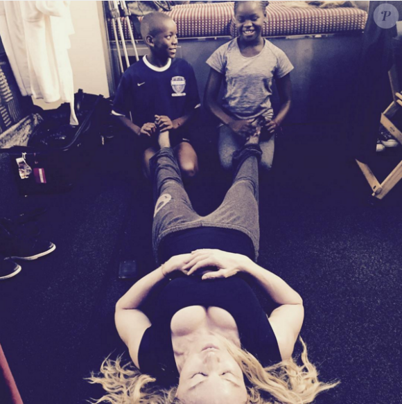 Madonna se fait masser par ses enfants David et Mercy, photo de son compte Instagram.