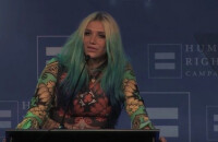 Kesha fait un émouvant discours lors du dîner pour l'égalité organisé par l'association Human Right Campaign. Vidéo publiée sur Youtube, le 5 mars 2016.