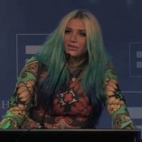 Kesha submergée par l'émotion : "Je traverse des choses intenses et difficiles"