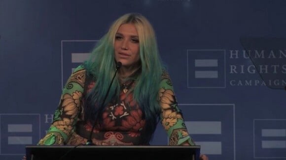 Kesha fait un émouvant discours lors du dîner pour l'égalité organisé par l'association Human Right Campaign. Vidéo publiée sur Youtube, le 5 mars 2016.