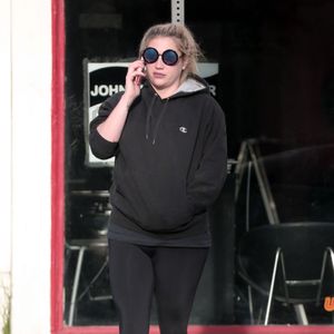 Exclusif - Kesha de retour à New York après avoir perdu son procès pour agression sexuelle. Elle accusait Lukasz Sebastian Gottwald, alias Dr Luke, de l'avoir agressée physiquement et sexuellement à plusieurs reprises, et ce dès le début de leur collaboration en 2005. La chanteuse avait alors 18 ans. Le 23 février 2016 © CPA/Bestimage