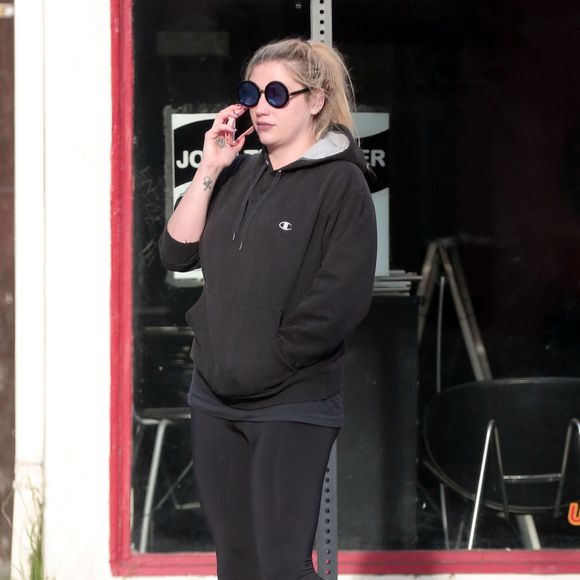 Exclusif - Kesha de retour à New York après avoir perdu son procès pour agression sexuelle. Elle accusait Lukasz Sebastian Gottwald, alias Dr Luke, de l'avoir agressée physiquement et sexuellement à plusieurs reprises, et ce dès le début de leur collaboration en 2005. La chanteuse avait alors 18 ans. Le 23 février 2016 © CPA/Bestimage