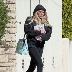 Exclusif - Kesha de retour à New York après avoir perdu son procès pour agression sexuelle. Elle accusait Lukasz Sebastian Gottwald, alias Dr Luke, de l'avoir agressée physiquement et sexuellement à plusieurs reprises, et ce dès le début de leur collaboration en 2005. La chanteuse avait alors 18 ans. Le 23 février 2016 © CPA/Bestimage