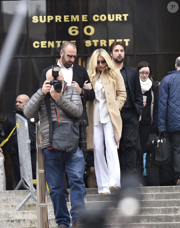 La chanteuse Kesha quitte la cour de New York après son audition dans l'affaire qui l'oppose à Dr Luke, le 19 février 2016. Sony empêche Kesha de changer de maison de disque et veut l'obliger à faire les 3 prochains albums avec Dr. Luke, comme l'exige son contrat, alors que la chanteuse prétend que l'homme l'a agressée sexuellement