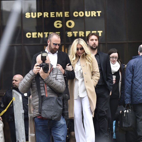 La chanteuse Kesha quitte la cour de New York après son audition dans l'affaire qui l'oppose à Dr Luke, le 19 février 2016. Sony empêche Kesha de changer de maison de disque et veut l'obliger à faire les 3 prochains albums avec Dr. Luke, comme l'exige son contrat, alors que la chanteuse prétend que l'homme l'a agressée sexuellement