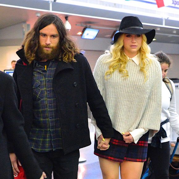 Kesha et son compagnon Brad Ashenfelter arrivent à l'aéroport de Los Angeles le 18 février 2016. © CPA/Bestimage