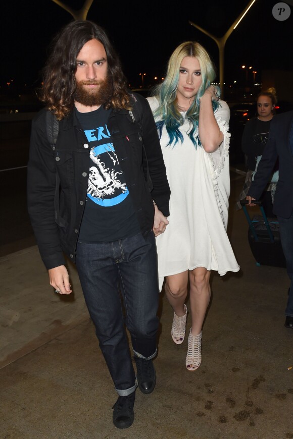 Kesha et son amoureux Bradford Ashenfelter à LAX, l'aéroport de Los Angeles, le 26 février 2016.
