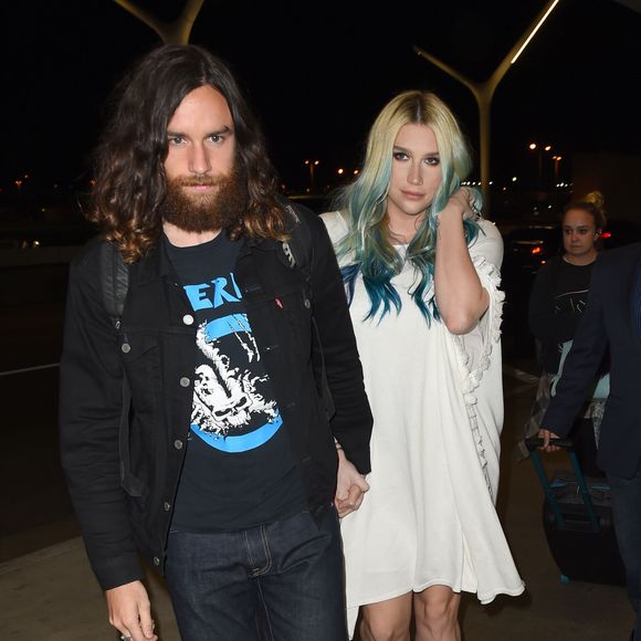 Kesha et son amoureux Bradford Ashenfelter à LAX, l'aéroport de Los Angeles, le 26 février 2016.