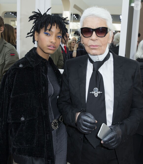 Willow Smith et le designer Karl Lagerfeld - People en backstage du défilé de mode "Chanel", collection prêt-à-porter automne-hiver 2016-2017 au Grand Palais à Paris, le 8 mars 2016. ©