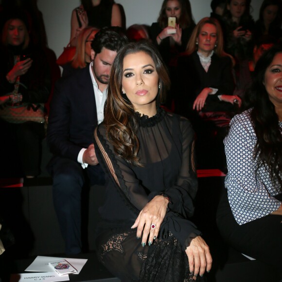 Eva Longoria assiste au défilé Shiatzy Chen (collection prêt-à-porter automne-hiver 2016-2017) au Grand Palais. Paris, le 8 mars 2016. © CVS/Veeren/Bestimage