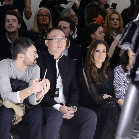 Eva Longoria assiste au défilé Shiatzy Chen (collection prêt-à-porter automne-hiver 2016-2017) au Grand Palais. Paris, le 8 mars 2016.