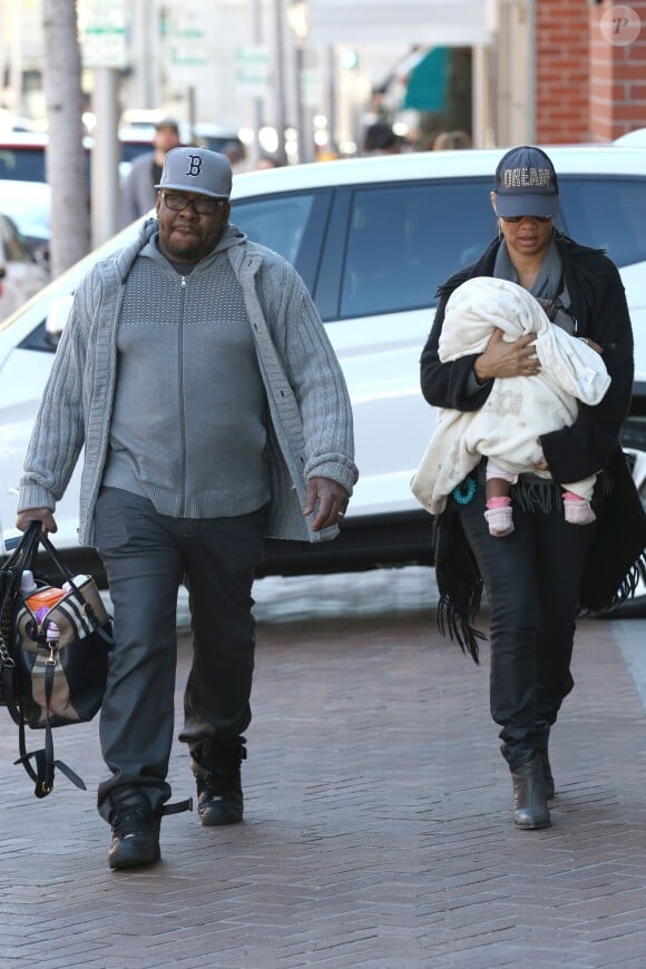Bobby Brown, sa femme Alicia Etheredge et leur bébé Bodhi Jameson dans les rues de Los Angeles, le 14 décembre 2015.