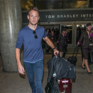 Jenson Button arrive à l'aéroport Lax de Los Angeles le 26 décembre 2015, sans son alliance, après l'annonce de sa séparation avec Jessica Michibata.
