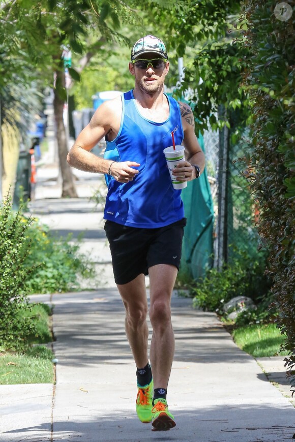 Jenson Button court dans son quartier de Venice Beach à Los Angeles le 10 mars 2016.