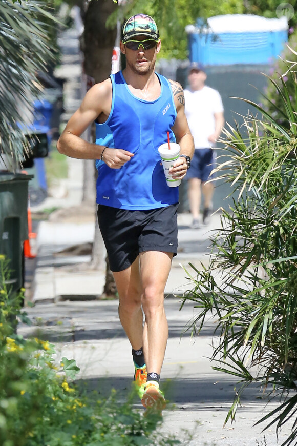 Jenson Button court dans son quartier de Venice Beach à Los Angeles le 10 mars 2016.