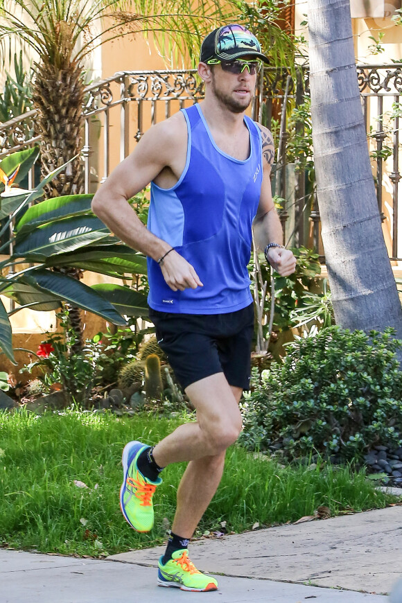 Jenson Button court dans son quartier de Venice Beach à Los Angeles le 10 mars 2016.