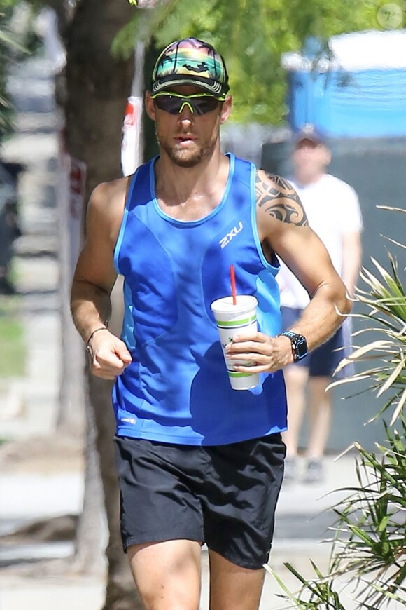 Jenson Button court dans son quartier de Venice Beach à Los Angeles le 10 mars 2016.