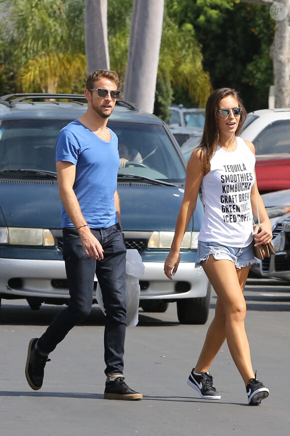 Jenson Button et sa nouvelle compagne Brittny Ward le 9 mars 2016 à Sherman Oaks, rentrant d'une séance de sport et de shopping ensemble.