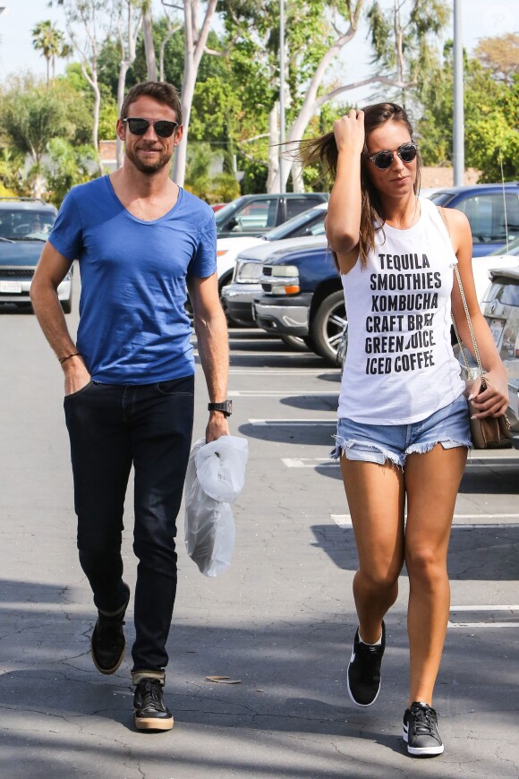 Jenson Button et sa nouvelle compagne Brittny Ward le 9 mars 2016 à Sherman Oaks, rentrant d'une séance de sport et de shopping ensemble.