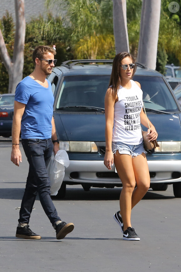 Jenson Button et sa nouvelle compagne Brittny Ward le 9 mars 2016 à Sherman Oaks, rentrant d'une séance de sport et de shopping ensemble.