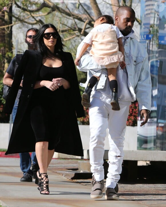 Kim Kardashian, son mari Kanye West et leur fille North à Beverly Hills. Le 21 février 2016.