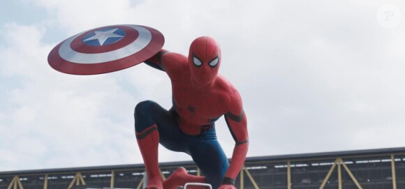 "Salut tout le monde". Spider-Man apparaît enfin dans Captain America - Civil War.
